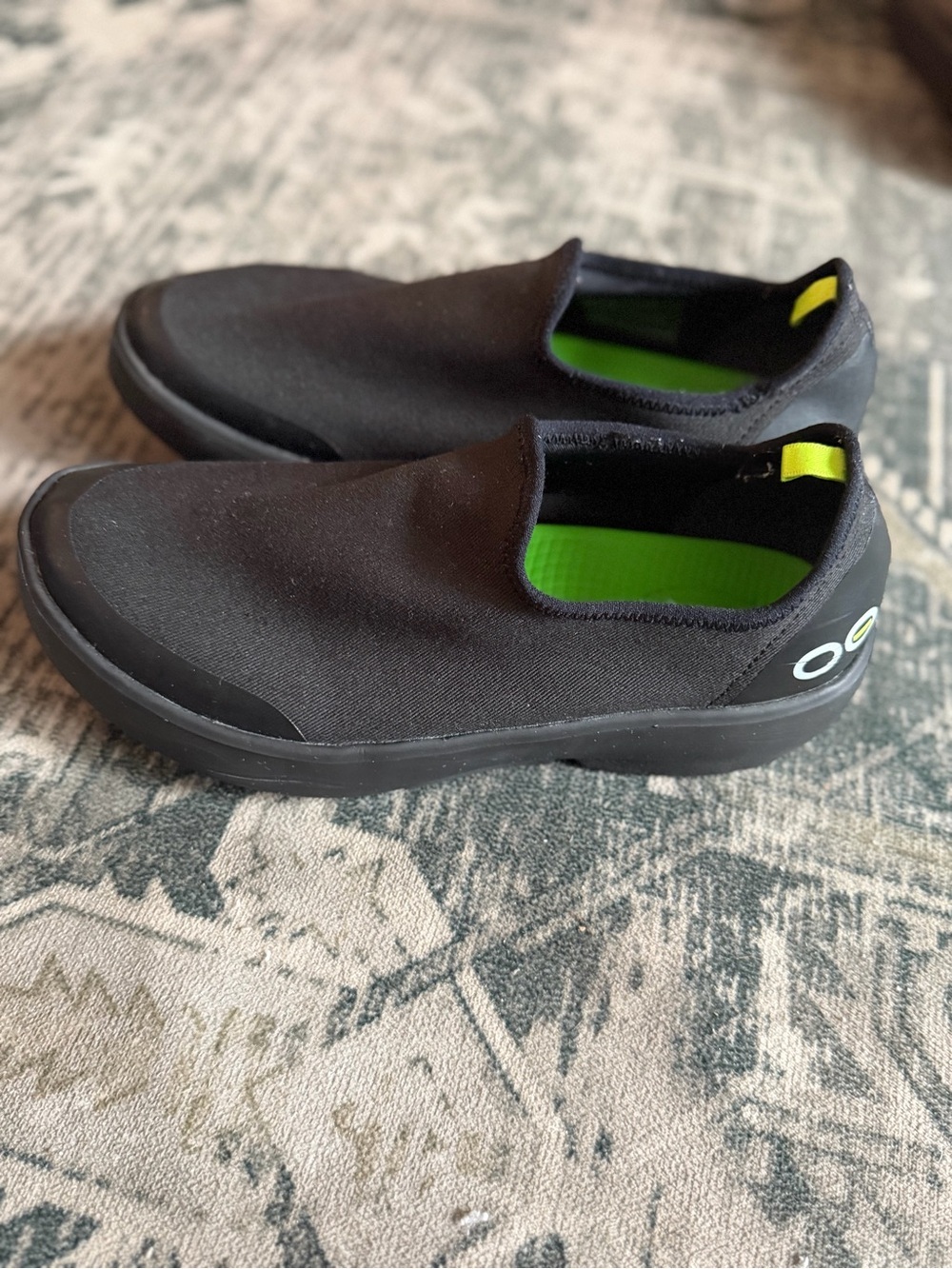 OOFOS OOmg women’s eeZee Low recovery shoes size 8.5